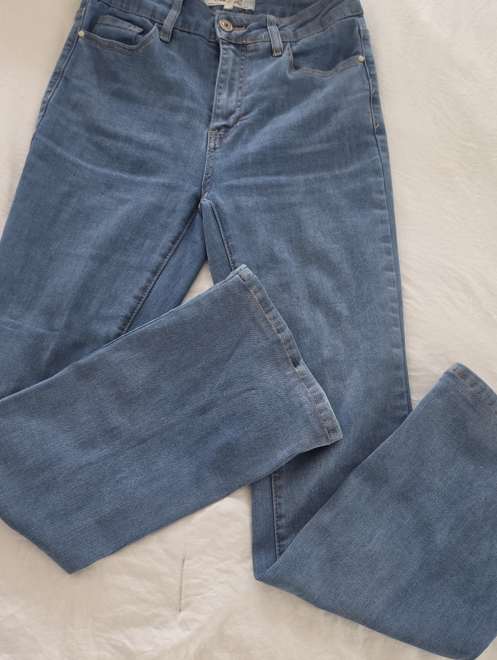 Charlie B Gold Thread Light Wash Denim Jeans With Gold Shimmers Size 2